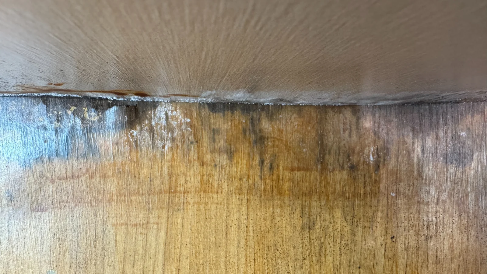Holzbauteil im Caravaninnenraum mit dunklen Verfärbungen am oberen Anschluss