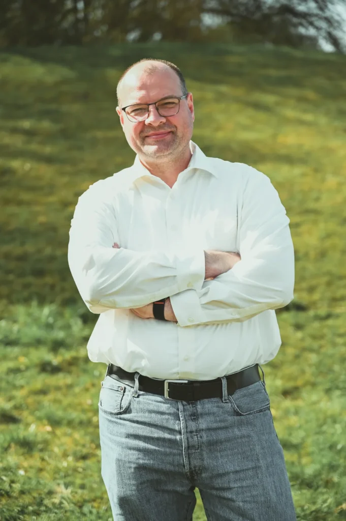 Christian Voye im weißen Hemd im Freien
