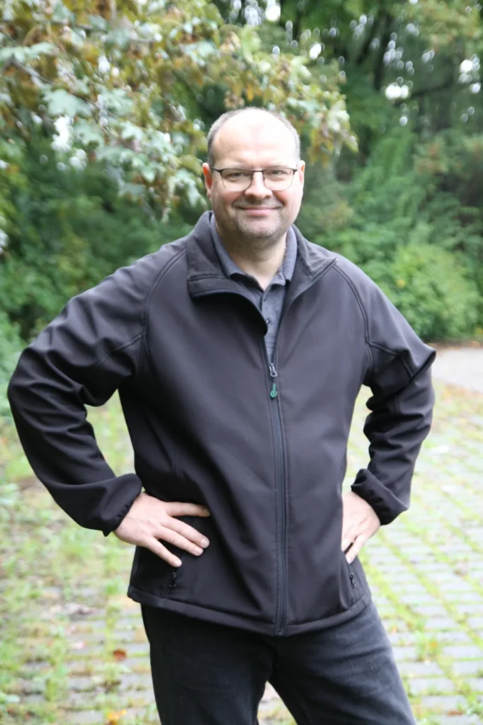 Christian Voye in dunkler Jacke im Freien