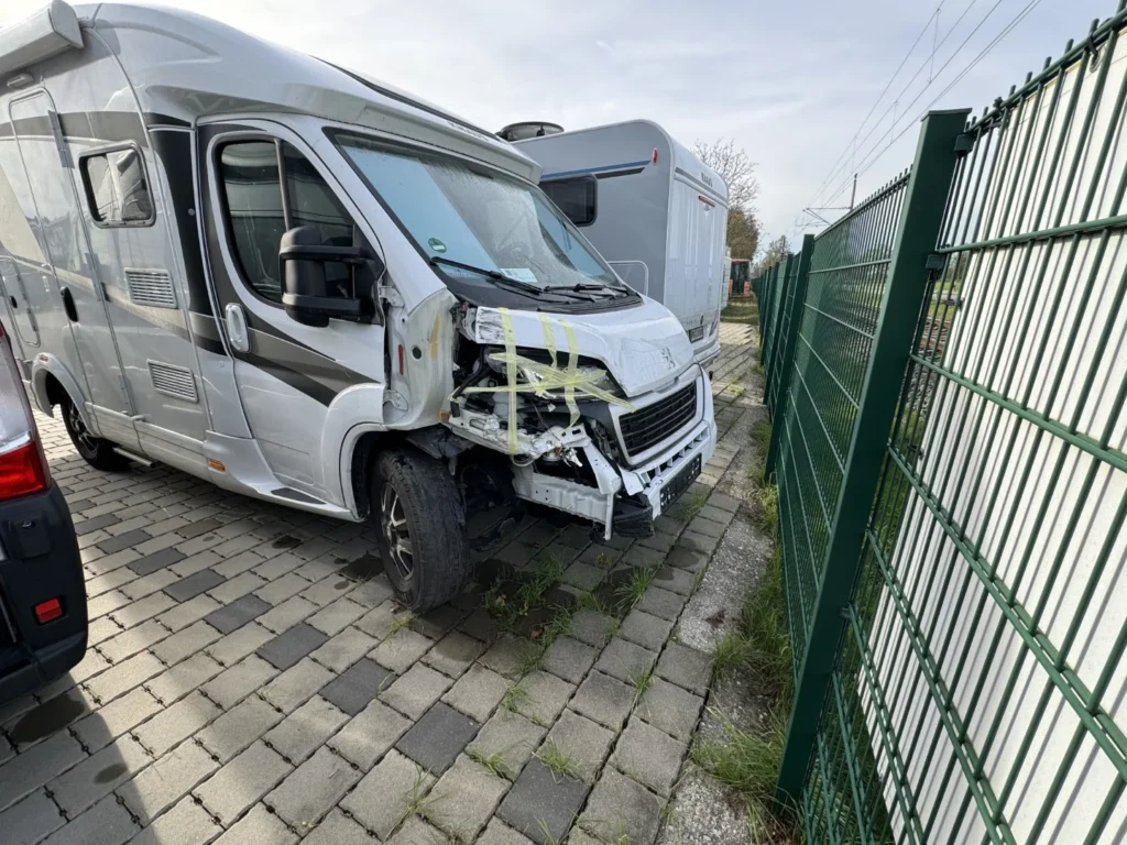 Wohnmobil mit beschädigter Front