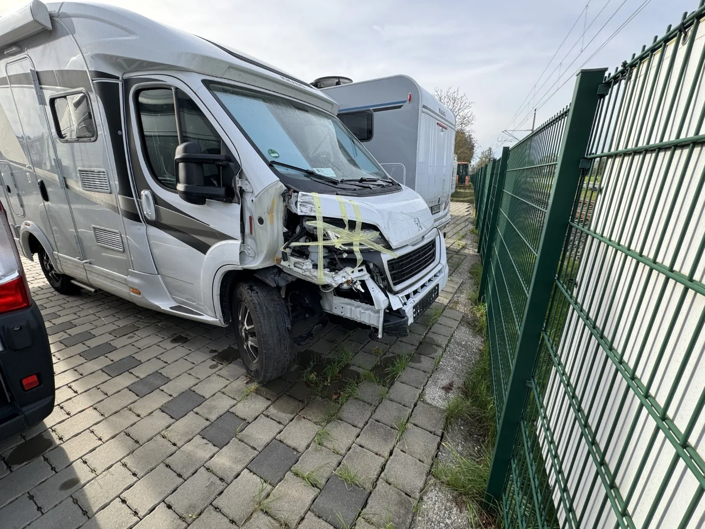 Wohnmobil mit beschädigter Front