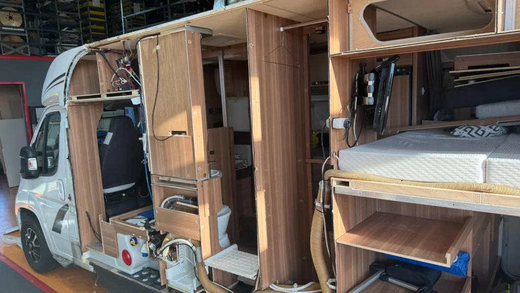 Geöffneter Wohnmobilaufbau mit sichtbaren Möbeln und Innenausbau