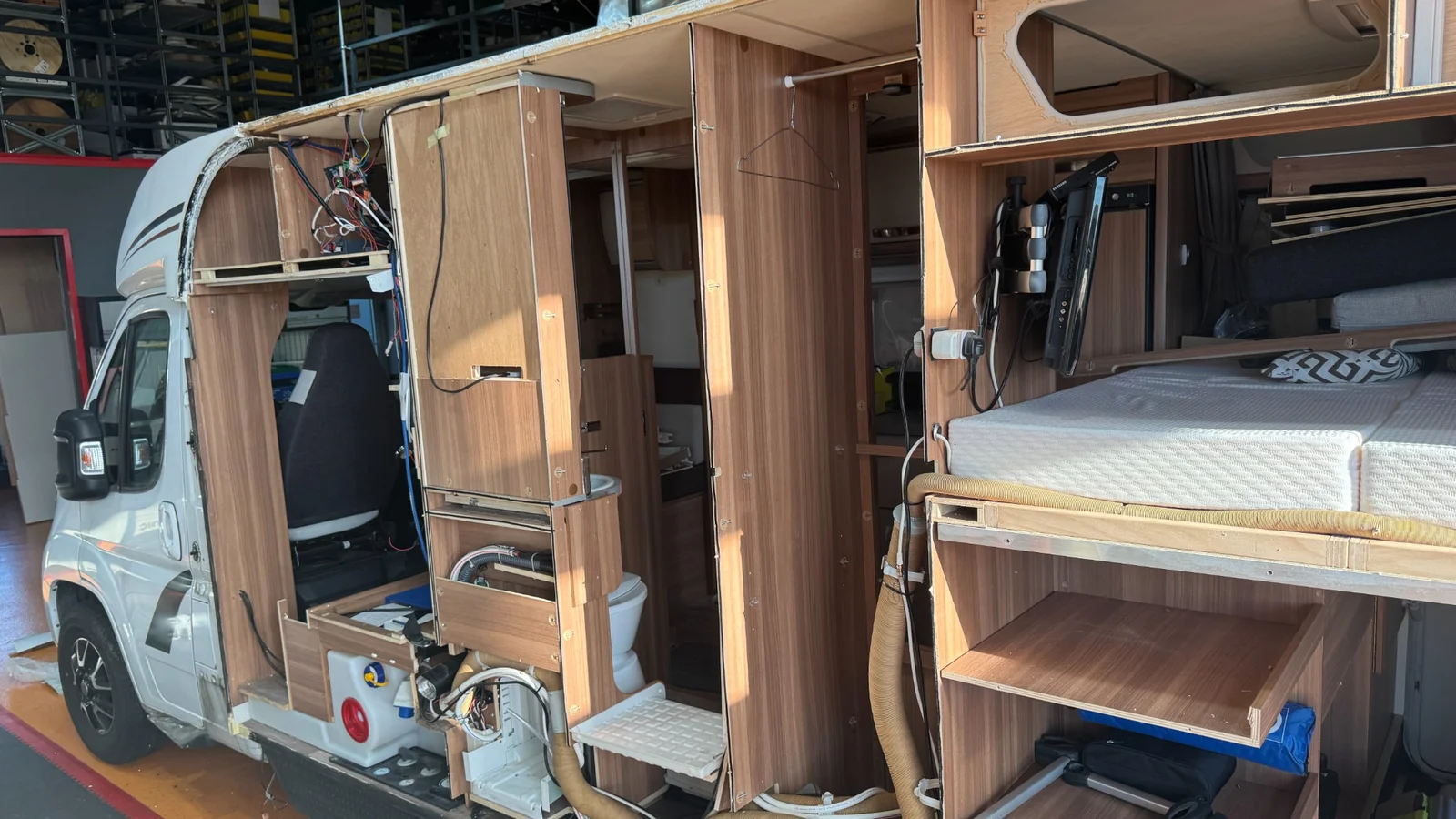 Geöffneter Wohnmobilaufbau mit sichtbaren Möbeln und Innenausbau