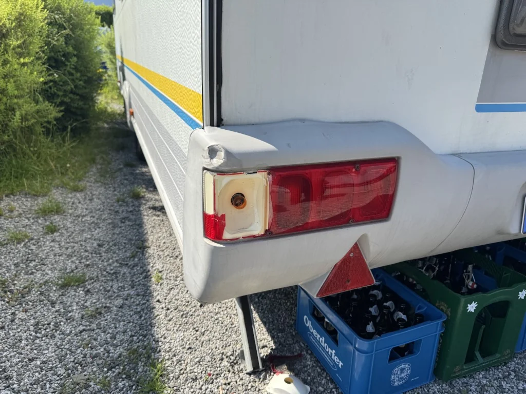 Heckleuchte und hintere Aufbauecke eines Wohnmobils