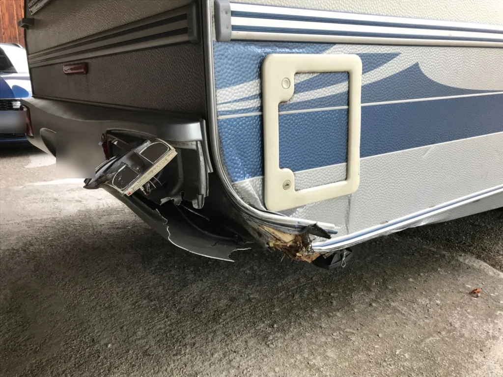 Beschädigte hintere Aufbauecke eines Wohnmobils