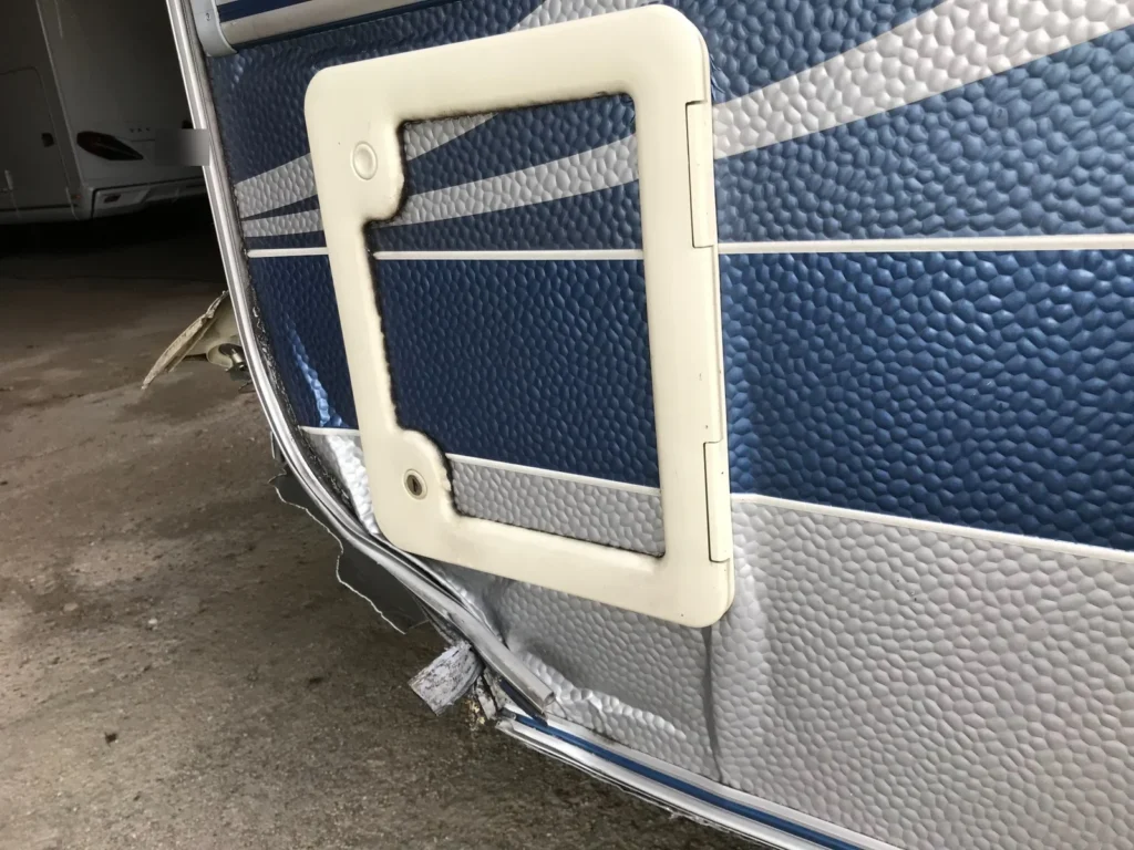 Wohnmobilseitenwand mit Serviceklappe und seitlichem Dekor