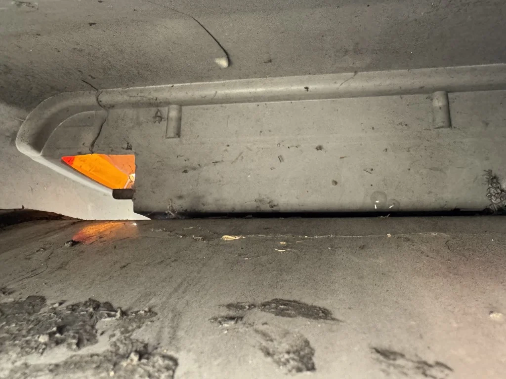 Detailansicht einer Unterbodenverkleidung am Wohnmobil