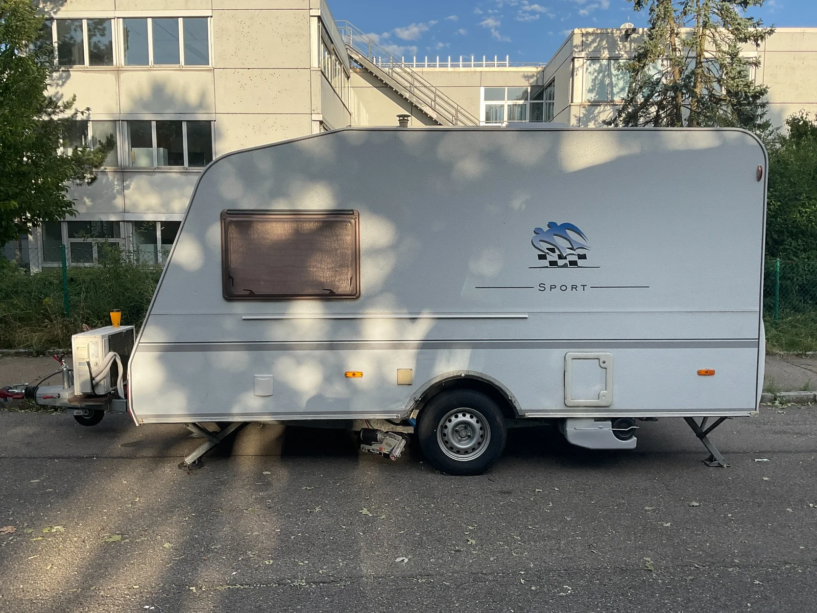 Wohnwagen mit Beschädigungen im seitlichen Bereich des Radlaufs