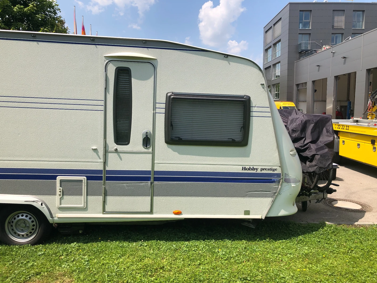 Seitenansicht eines Wohnwagens auf einer Grünfläche